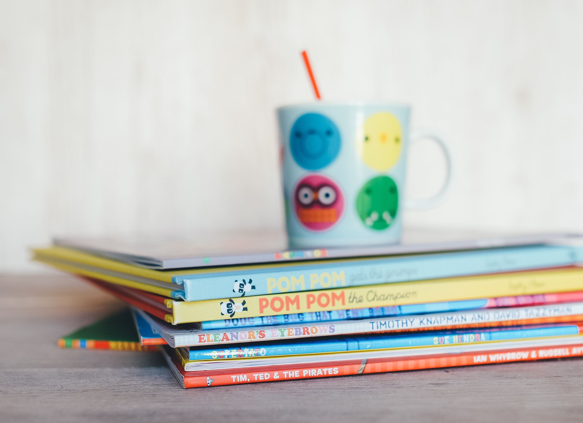 Livres d’enfance et tasse, photographie illustrative du site d’origine